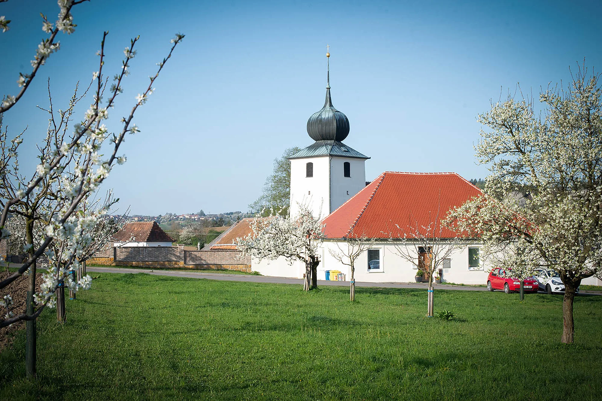 Kostel svaté Maří Magdalény z farní zahrady