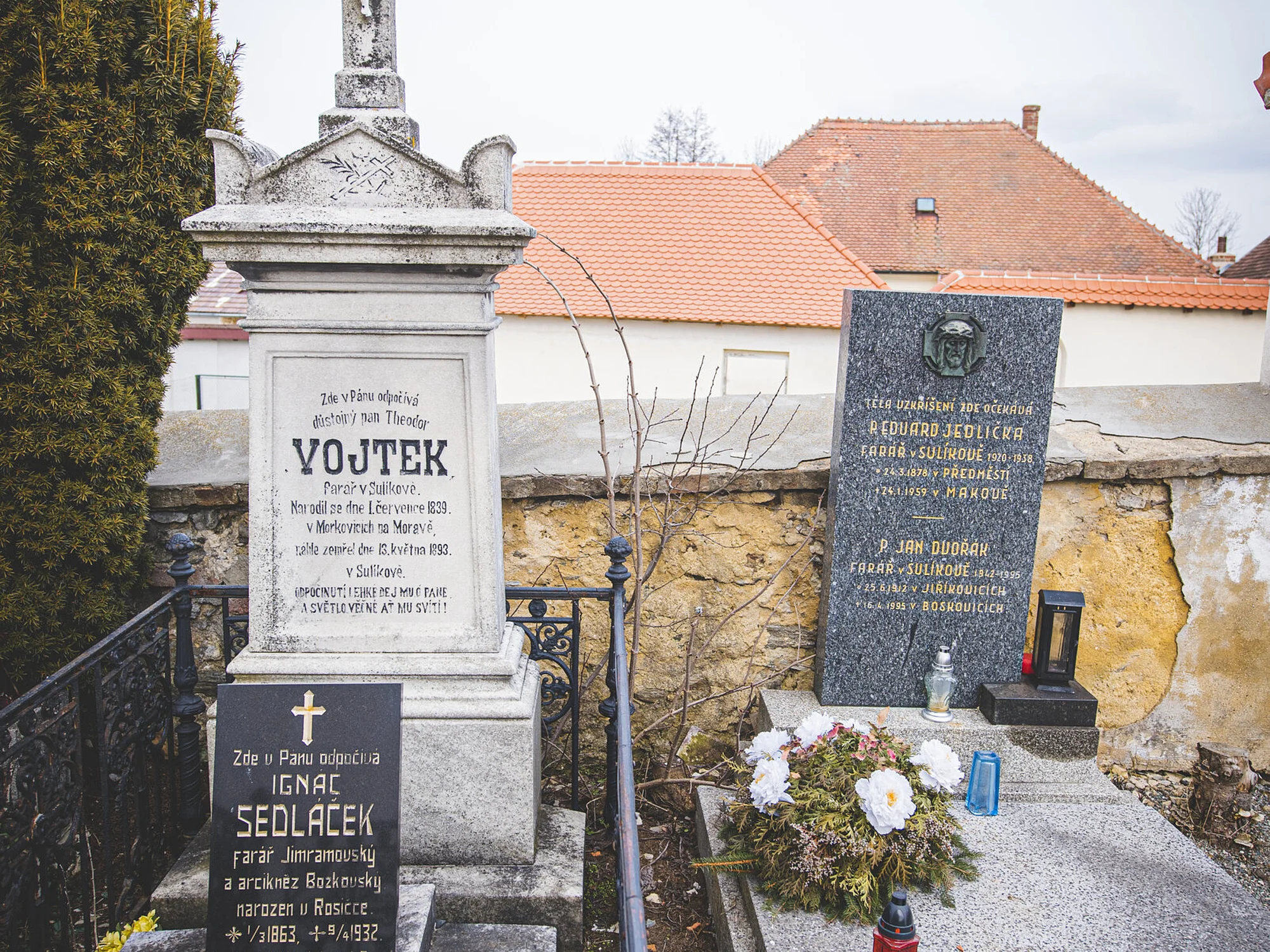 Litinový kříž a náhrobky sulíkovských farářů na místním hřbitově