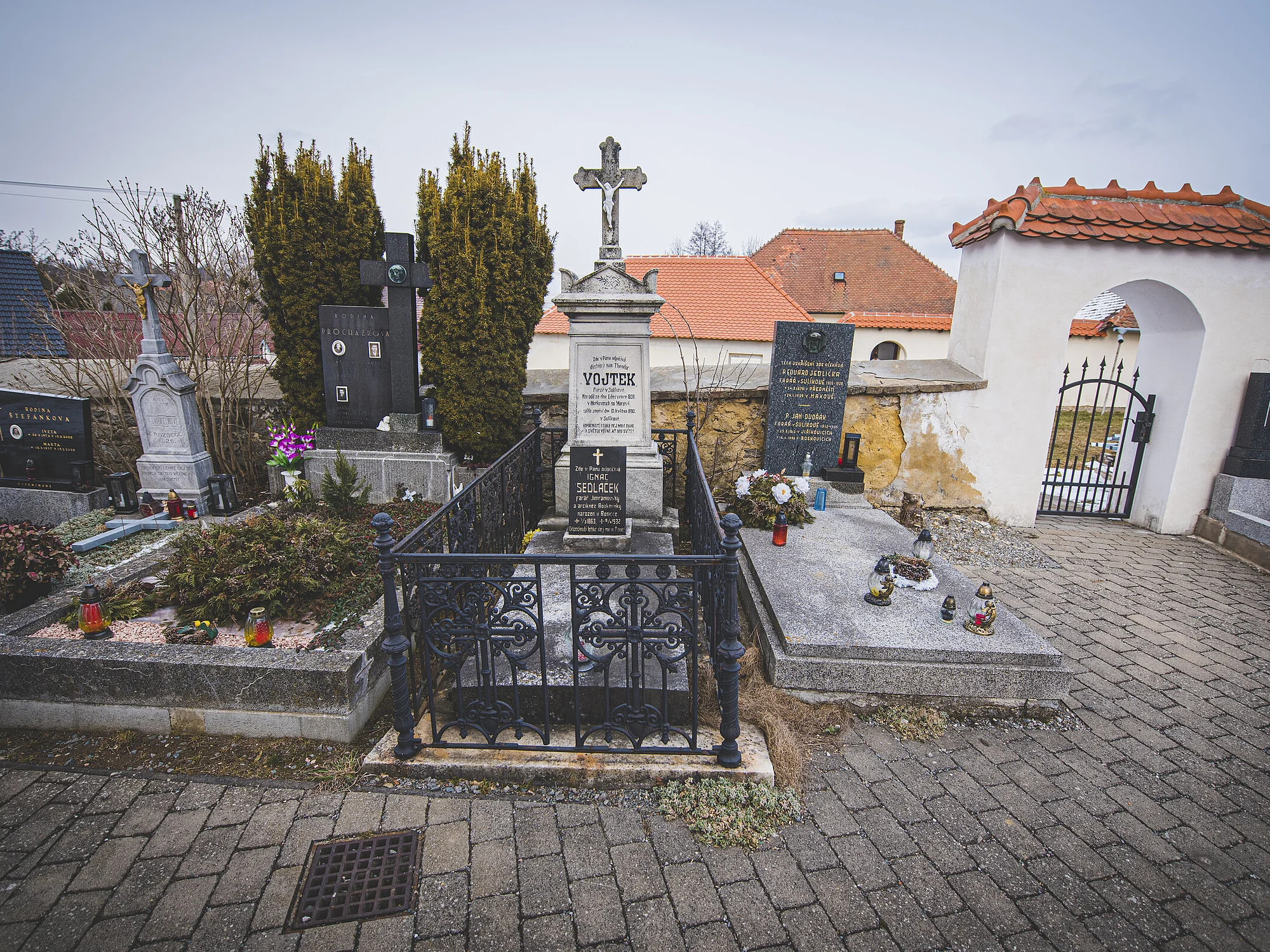 Rodinné hroby na hřbitově u kostela sv. Maří Magdalény v Sulíkově